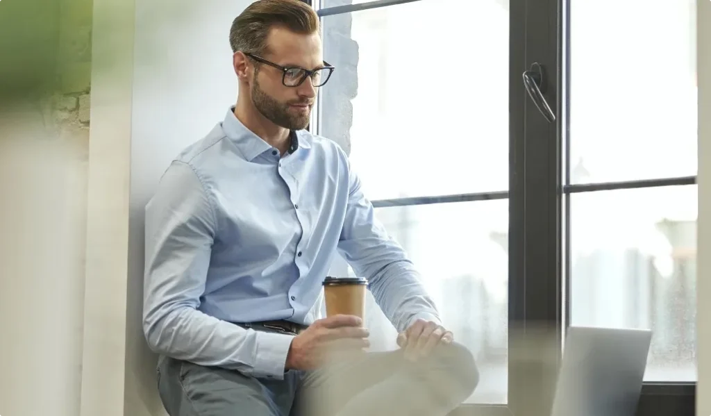 attractive young manager working office alone@3x